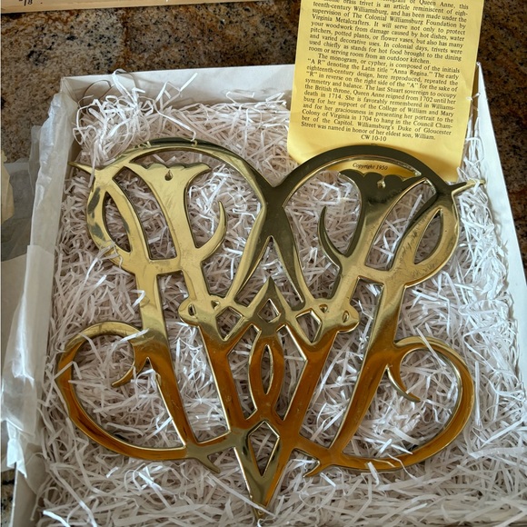 Virginia Metalcrafters vintage 1950’s brass Queen Anne cypher footed trivet - Picture 3 of 7